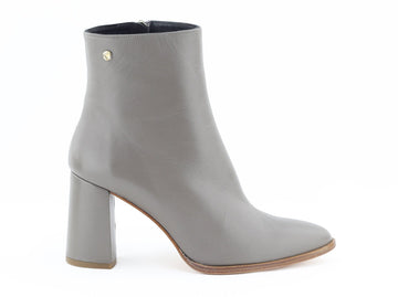 KALLU Botín confeccionado totalmente en piel napa color gris con tacón al mismo tono gris de 7,5 cm de altura. Elegante y sofisticado para un estilo único.
